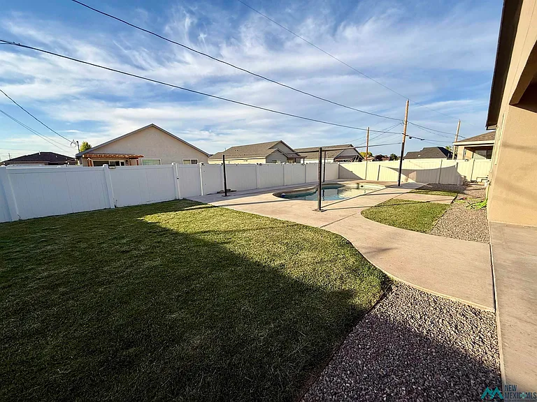 2412 W Briscoe Ave — Photo 3