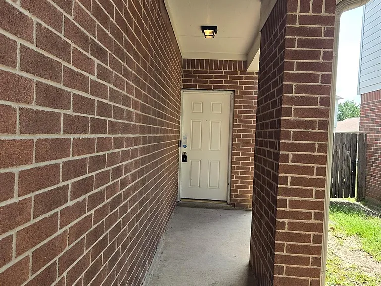 15427 Fir Woods Ln — Photo 2