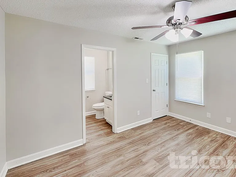 809 Valley Creek Dr — Photo 5