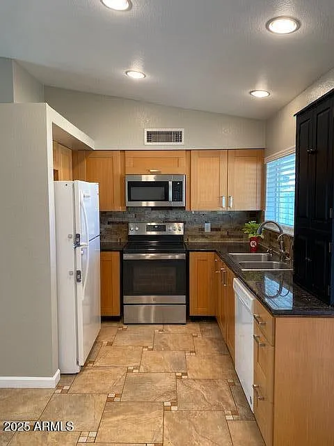 3 bed, 2.0 bath, 1104 sqft, $2,000 — Photo 3