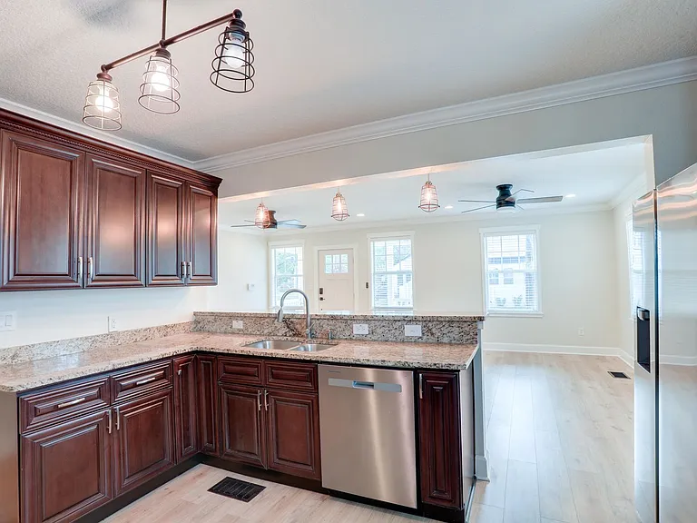1033 N Hampton Ave — Photo 11