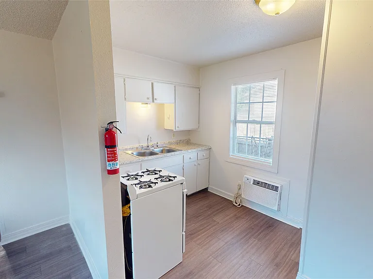 205 W Birch St #7 — Photo 4