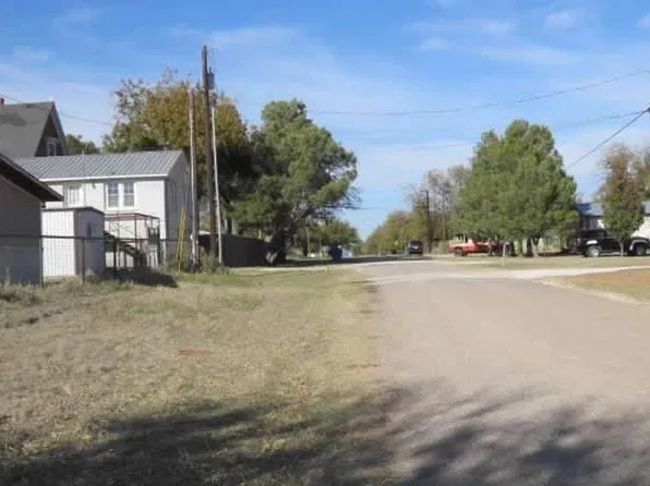 118 Poplar St, Baird, TX 79504