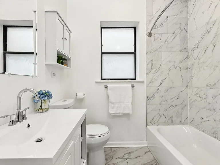 2958 W Montrose Ave #2 — Photo 3