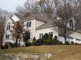 16 N Meadow Ln, Putnam Valley, NY 10579