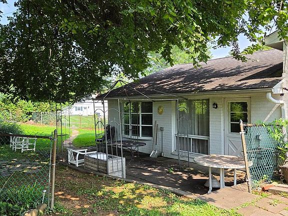 5th image of 2064 Valley Rd
