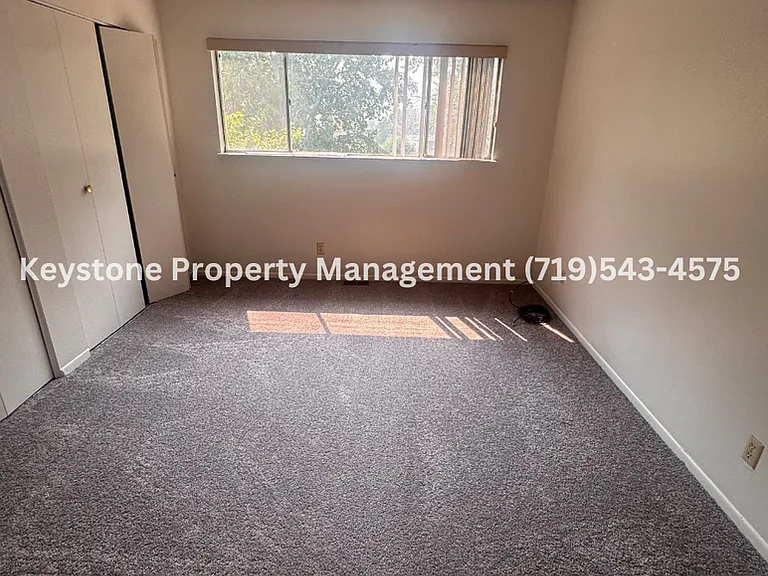 Updated 2 Bedroom Belmont Townhome with Attached Garage & Fenced Yard $1300/$1300 — Photo 20