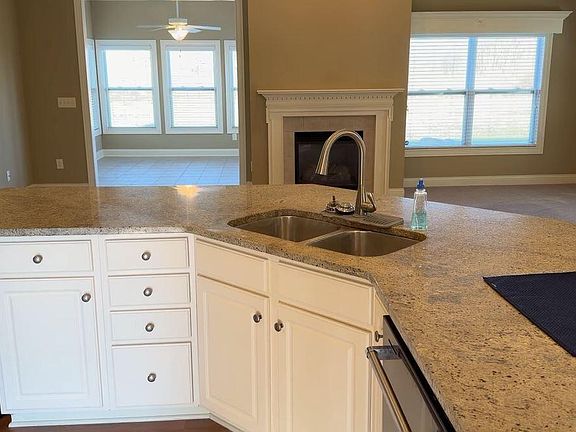 3rd image of 1605 Union Park Cir