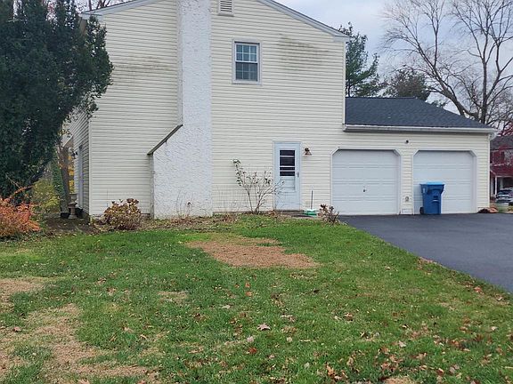 2nd image of 1220 Hawthorne Ln