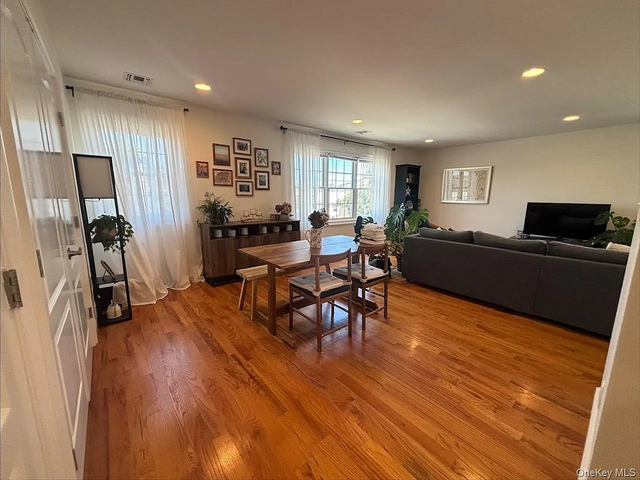 3 bed, 2.0 bath, 2880 sqft, $4,500 — Photo 3