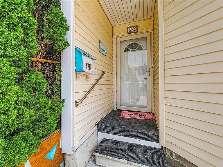 423 Berkshire Dr — Photo 4