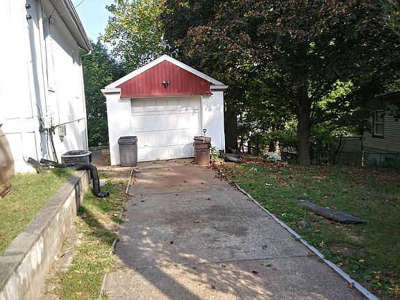 driveway (can park two cars)