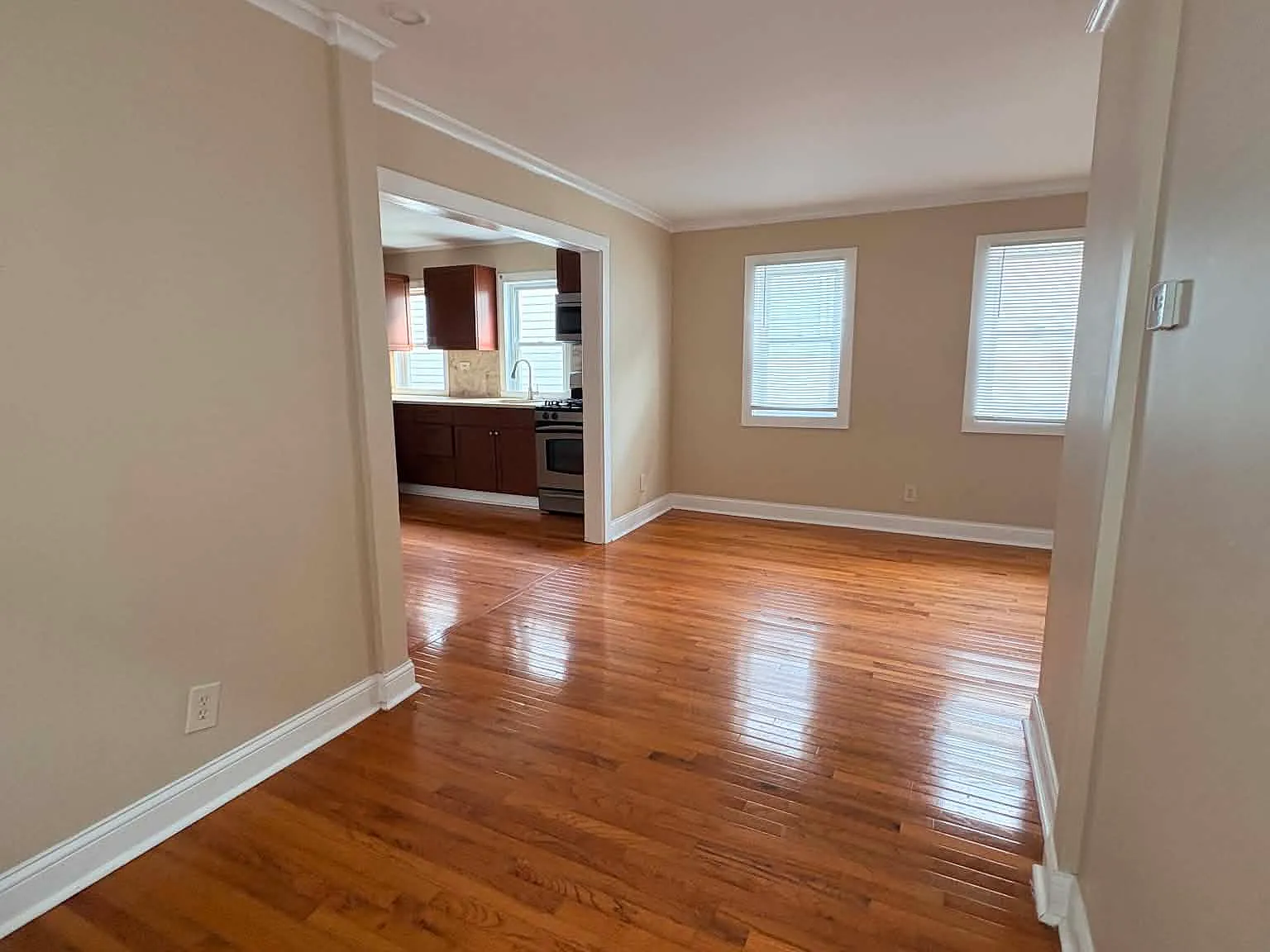 3 bed, 1000 sqft, $1,900 — Photo 4