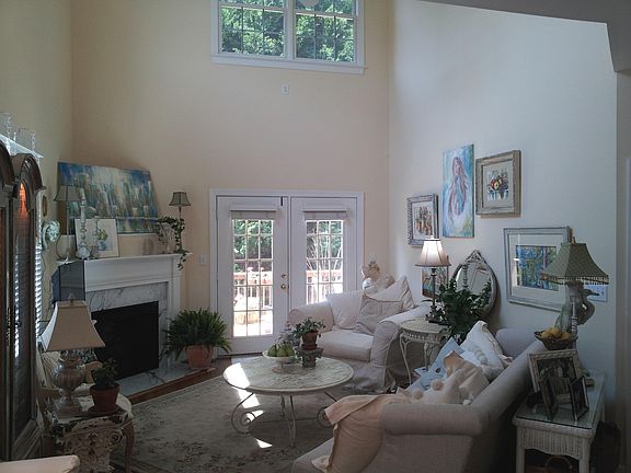 Large LR w/cathedral ceiling