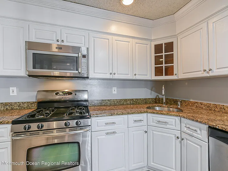 45 Tulip Ln — Photo 2