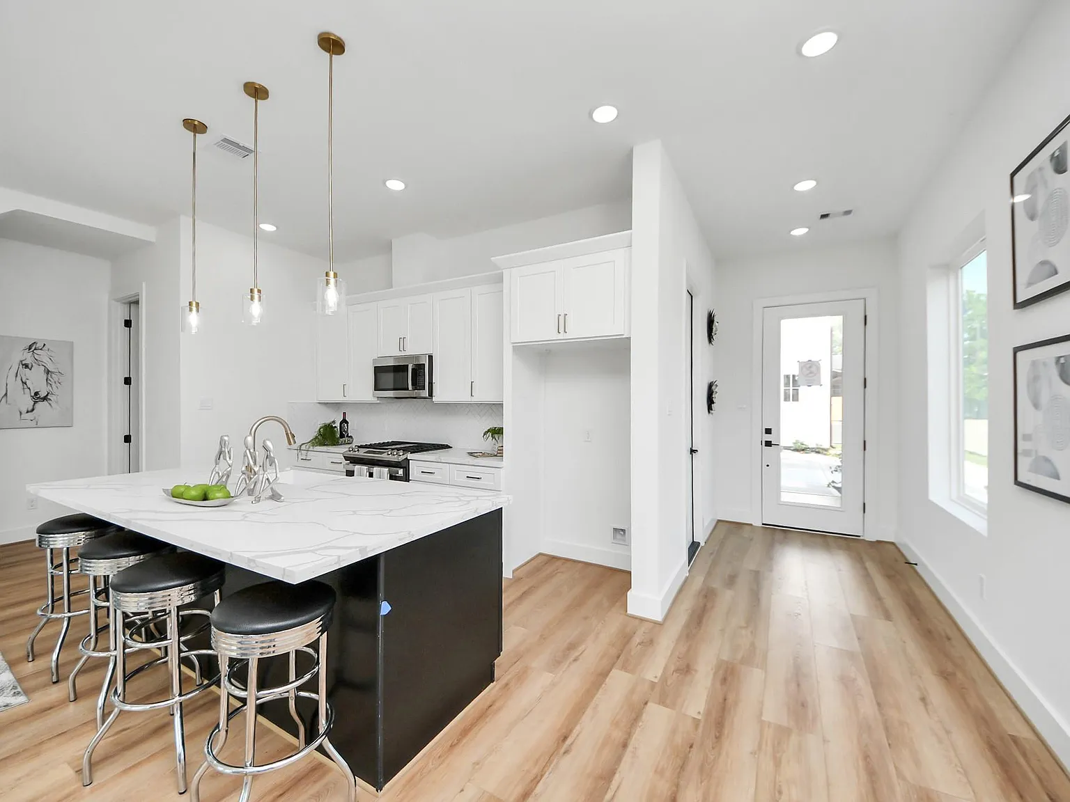 3 bed, 3.5 bath, 1664 sqft, $2,600 — Photo 4