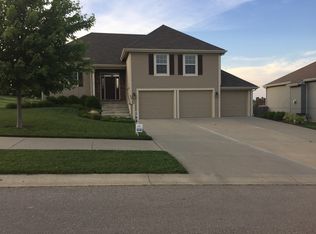 974 Ridge Dr, Lansing, KS 66043