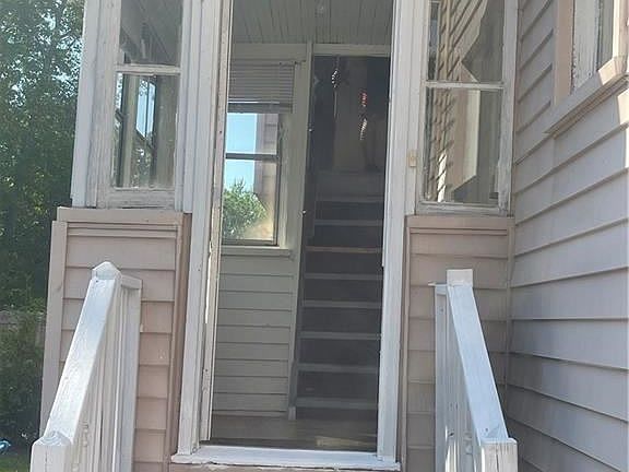 4th image of 587 N Saint Clair St