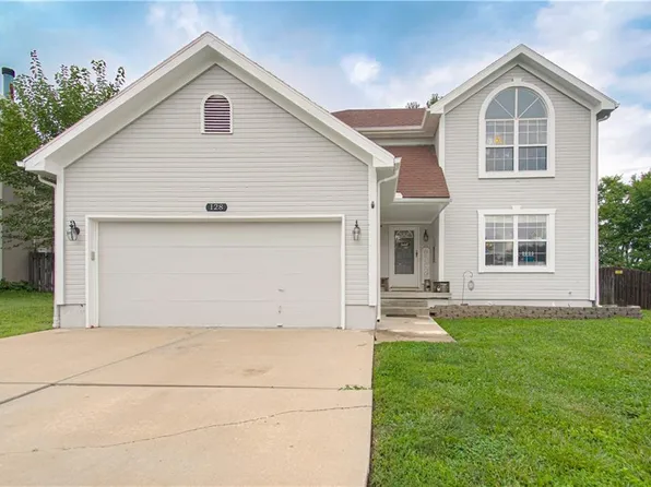 128 Parkview Ct, Lansing, KS 66043