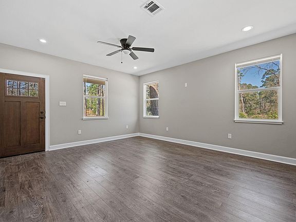 4th image of 160 Oak Ln