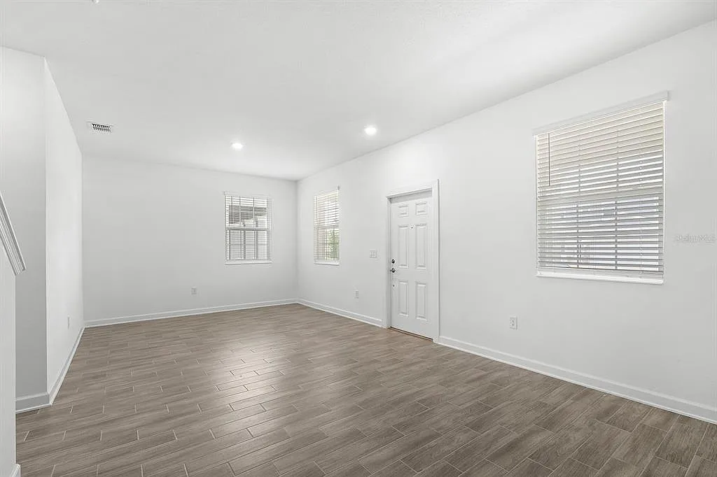 3 bed, 2.5 bath, 1755 sqft, $2,400 — Photo 4