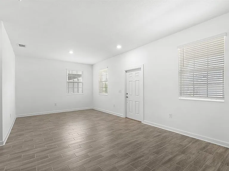 3039 Ella Way — Photo 4