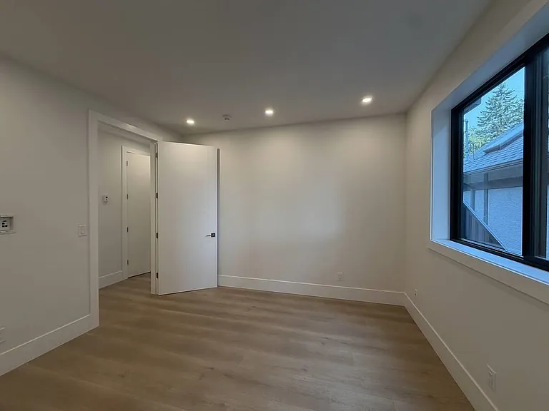9X3 Westmount Dr — Photo 17