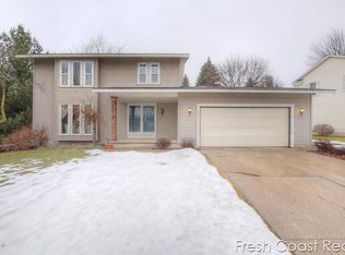 1819 Waterbury Dr SE, Kentwood, MI 49508