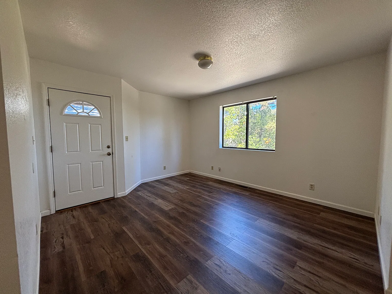 1645 E Mountain View Ave — Photo 3