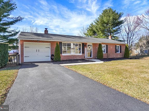 2nd image of 18 Dickinson Ct