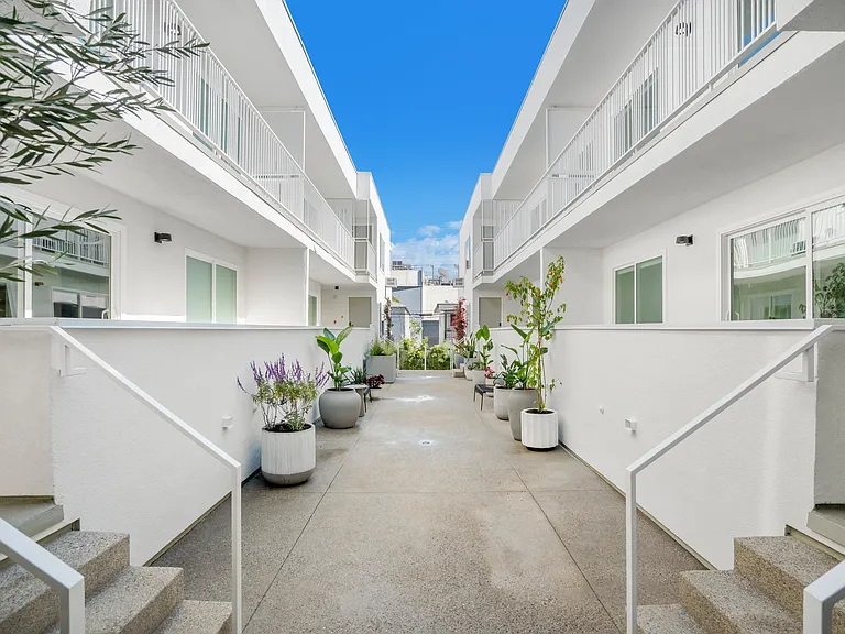 1422 Tamarind Ave — Photo 40
