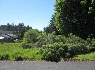 200 Debbie Ln, Whitethorn, CA 95589