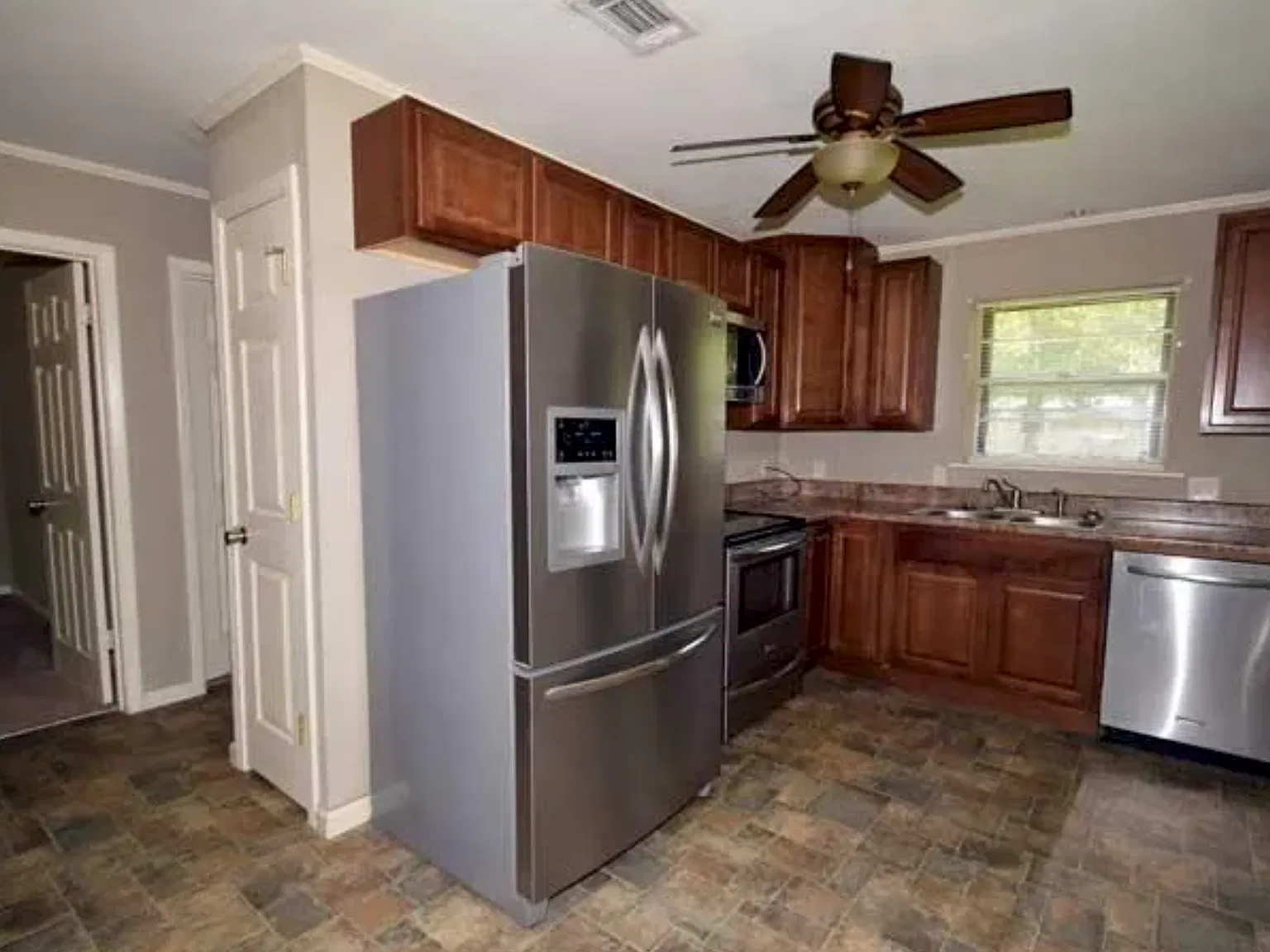 2 bed, $1,100 — Photo 2