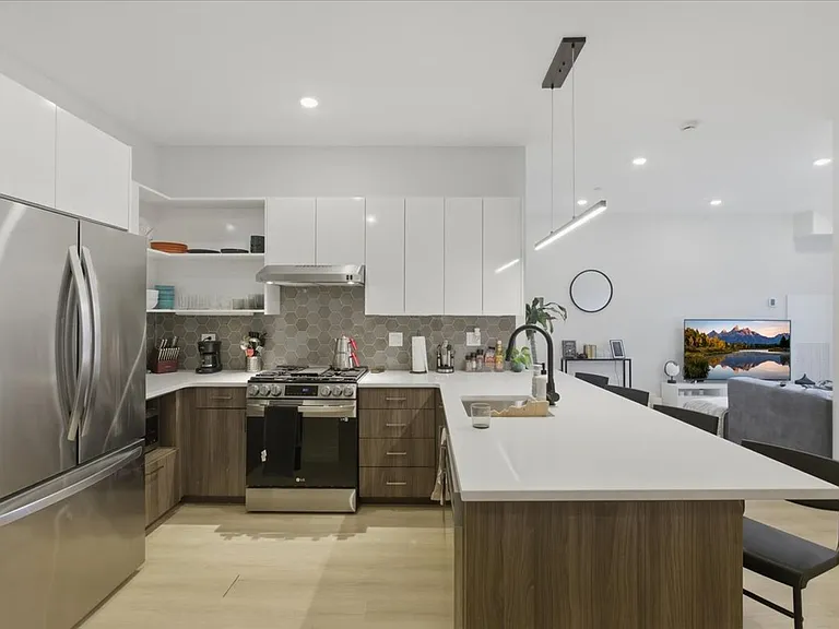 947 W Sunnyside Ave #213 — Photo 3