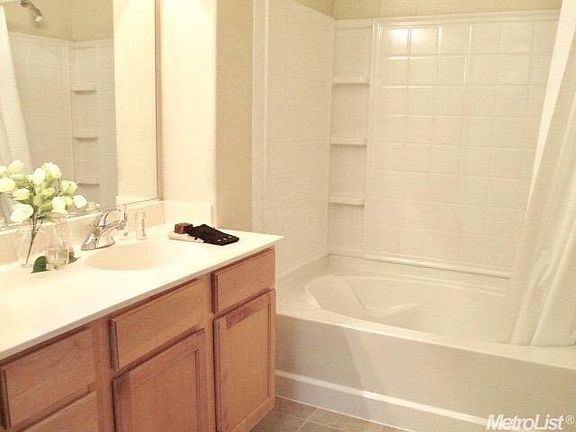 SPACIOUS BATHROOM