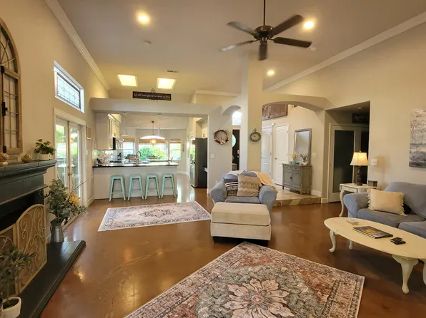 2827 E Shea Dr, Fresno, CA 93720