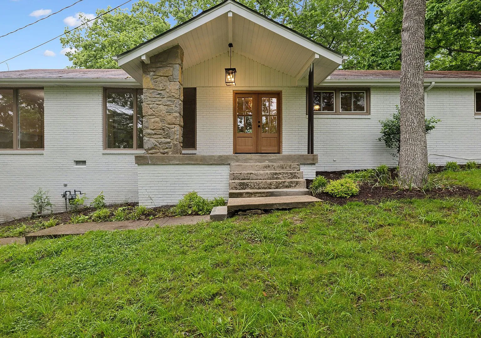 4 Bedroom Renovated House in West Meade, available for immediate move in — Photo 2