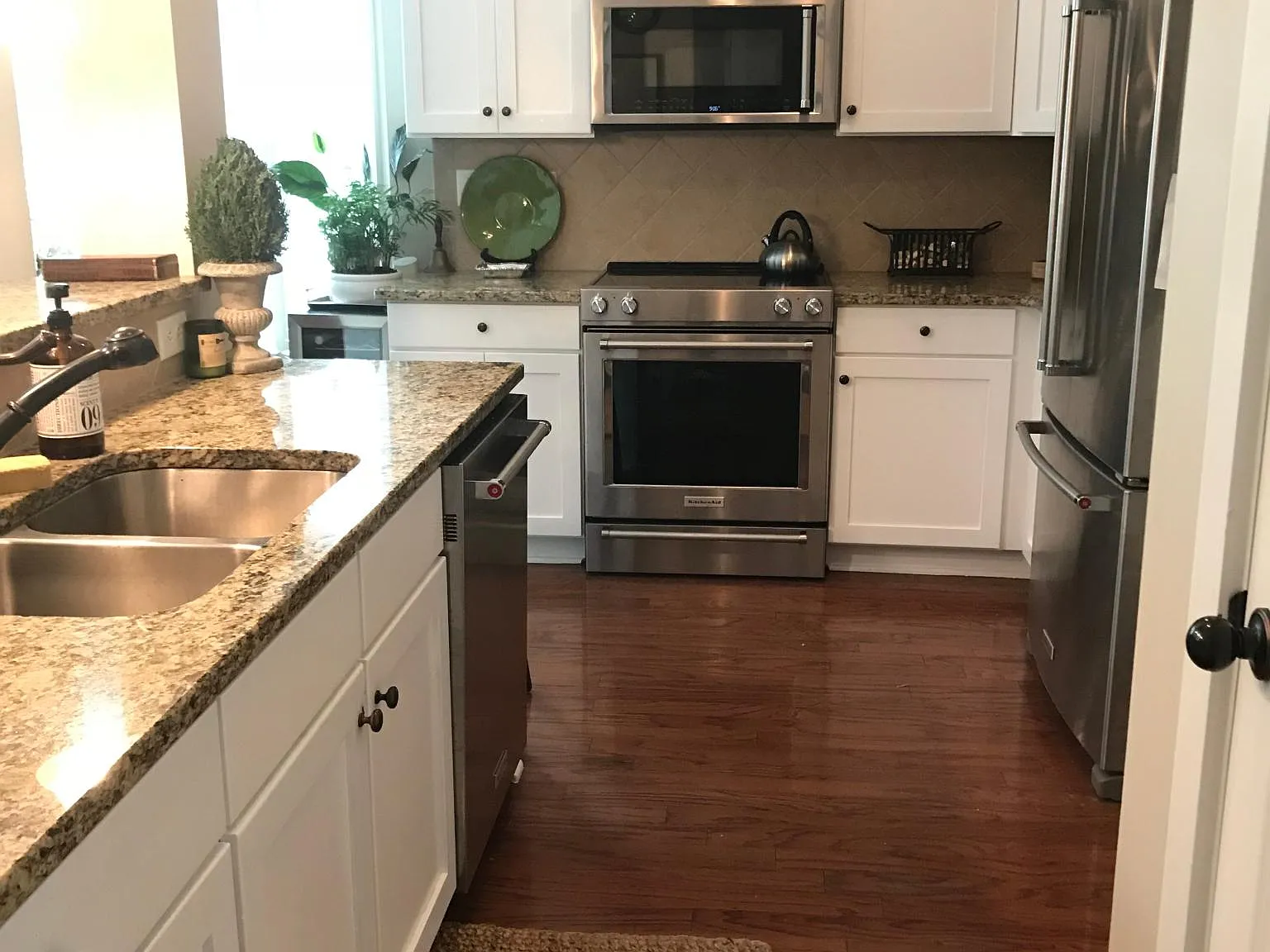 3 bed, 2.5 bath, 1691 sqft, $2,500 — Photo 2