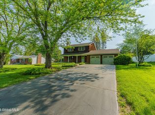 5 Crystal Ln, Latham, NY 12110