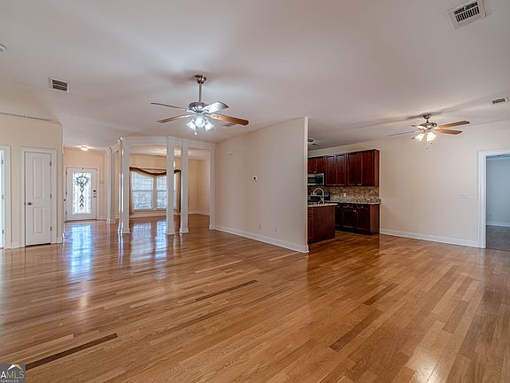 2nd image of 654 Huntington Trce