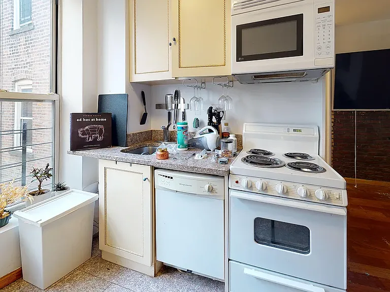 520 E 11th St #22 — Photo 3