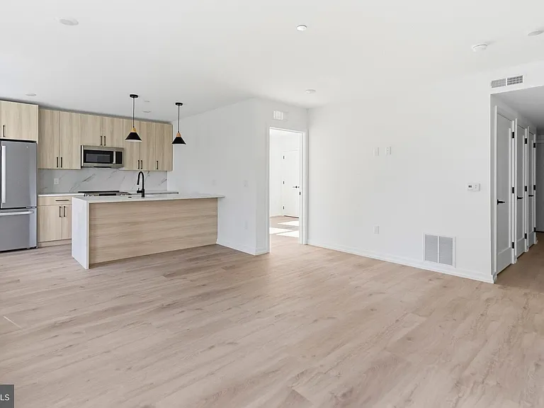 209 New St #2G — Photo 4