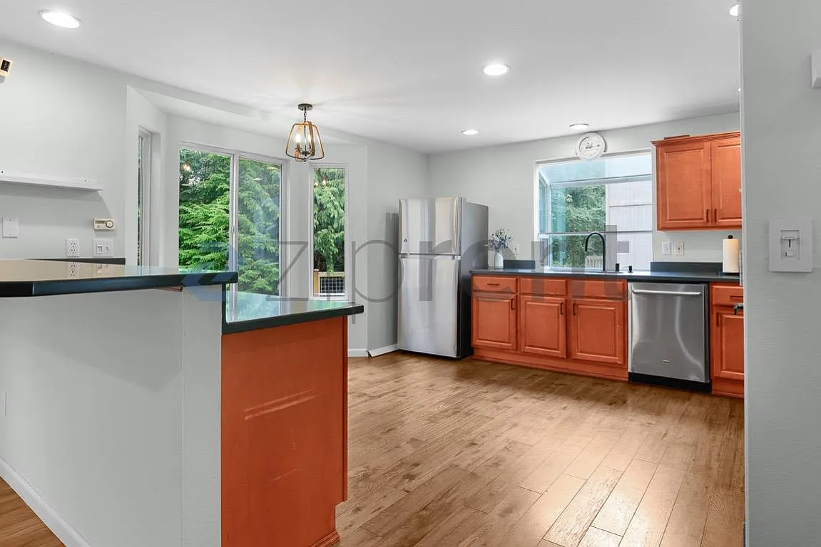 4 bed, 2.5 bath, 2030 sqft, $4,150 — Photo 4