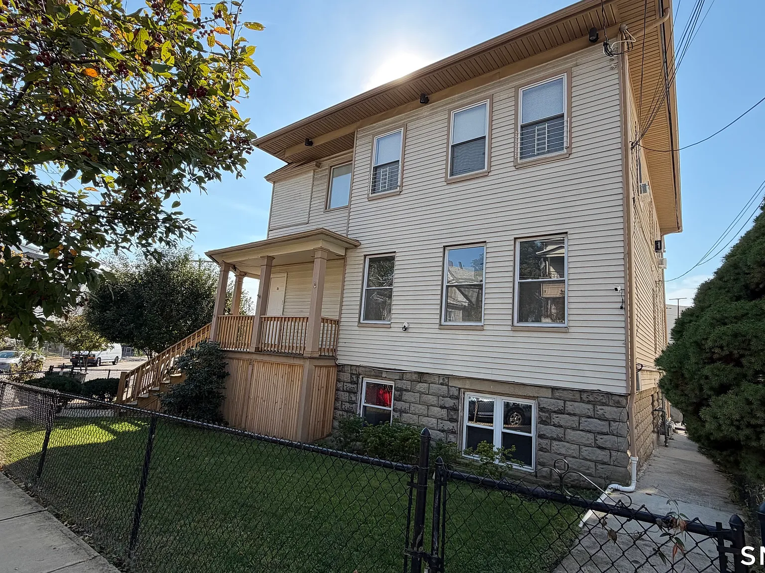 3 bed, 1.0 bath, 1200 sqft, $2,500 — Photo 2