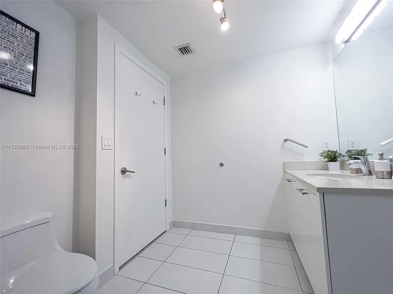 3250 NE 1st Ave #708 — Photo 15