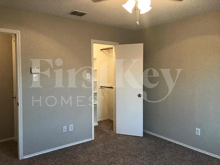 429 W Clover Park Dr — Photo 42