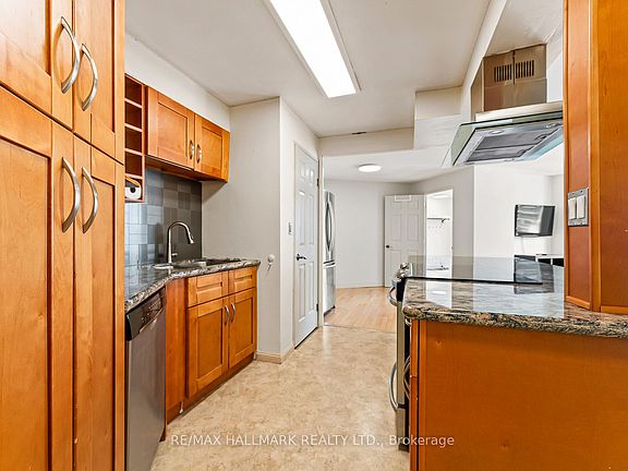 4th image of 7 Carlton St #1813