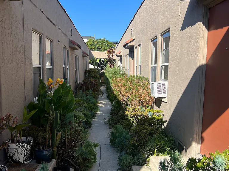 2151 Montana St — Photo 1