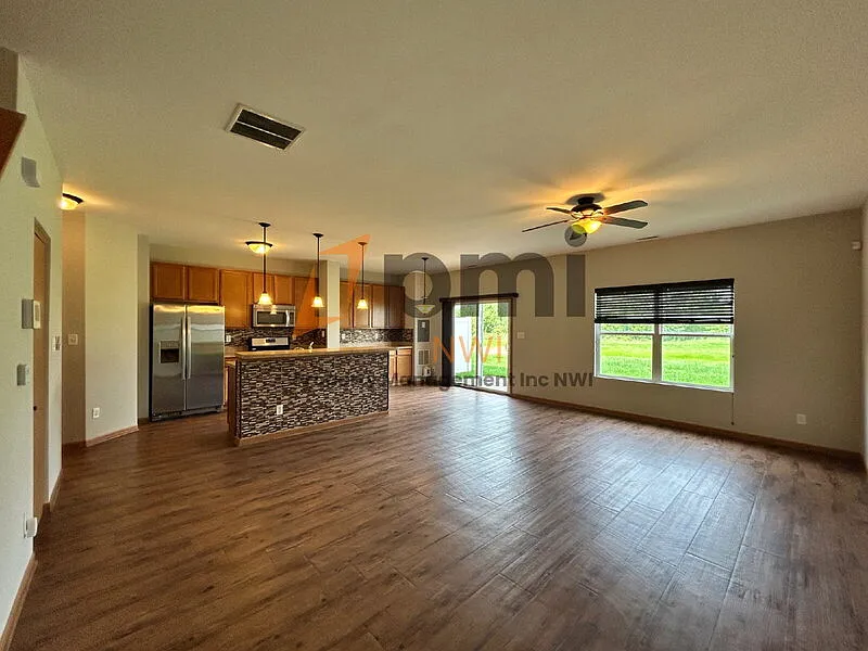 3 bed, 2.5 bath, 1596 sqft, $2,500 — Photo 2