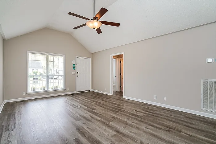 3 bed, 2.0 bath, 1510 sqft, $2,145 — Photo 3